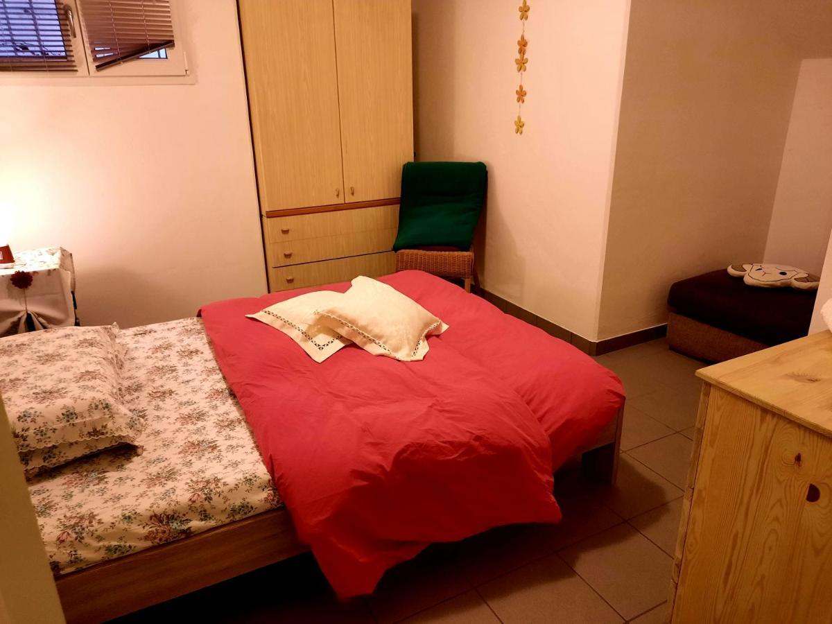 #10ilnumeroperfetto, Independent Entrance, Private Parking & Garten Apartment Morbio Inferiore